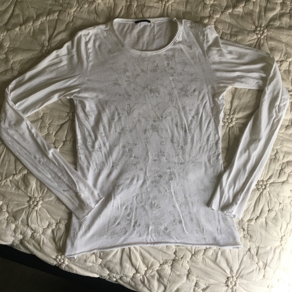 Tahari white long-sleeved tee/silver scrollwork